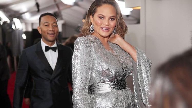 Calon bayi Chrissy Teigen diketahui laki-laki. Nah, Chrissy mengaku protektif banget, Bun, sama si kecil di kandungannya.