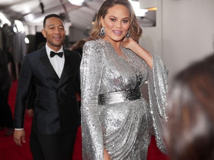 Cerita Chrissy Teigen yang Protektif pada Calon Bayi Laki-lakinya