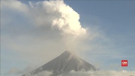 VIDEO: Gunung Mayon di Filipina Keluarkan Asap Putih Tinggi