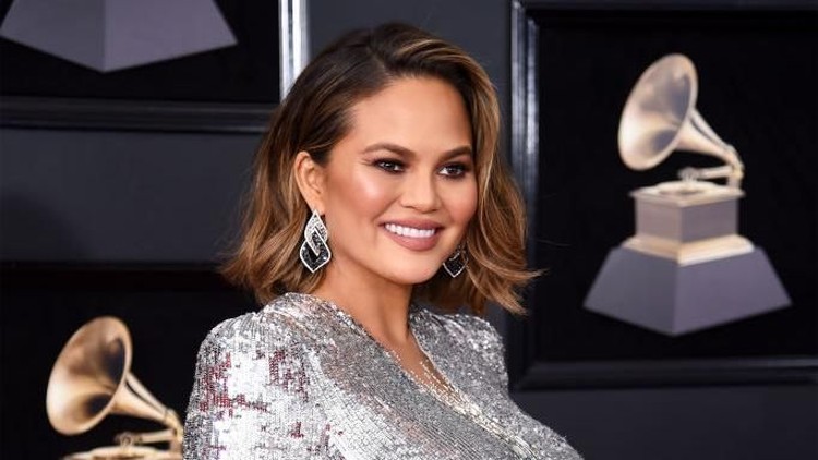 Chrissy Teigen bercerita sang bunda sangat membantu dirinya ketika menjadi seorang ibu.