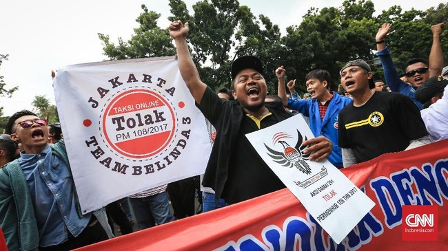 Massa unjuk rasa taksi online menyebut Permenhub Nomor 108 Tahun 2017 dibuat untuk kepentingan pengusaha. Pengemudi taksi online merasa dirugikan aturan itu