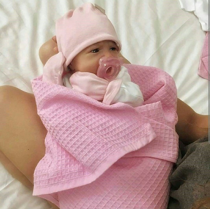 <p>Empengnya matching sih sama selimut pink-nya, tapi kayaknya agak kegedean buat kamu ya, Nak... (Foto: Instagram/adorablebabymodels)</p>