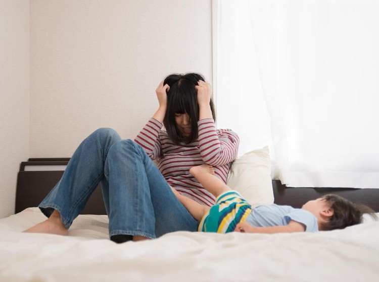 Sisi Lain yang Tak Terlihat Dari luar kita mungkin terlihat kuat menghadapi berbagai tekanan yang dihadapi seorang ibu. Tapi mungkin sebenarnya kita rapuh.
