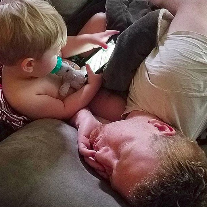 <p>Saat ayah menyerah saking ngantuknya, gadget pun menemani si kecil. (Foto: Instagram/ @twistdtaryn)</p>