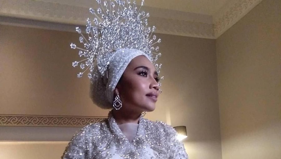 Duet dengan Musisi Dunia Deretan fakta Yuna Zarai, adik ipar BCL yang mendunia.