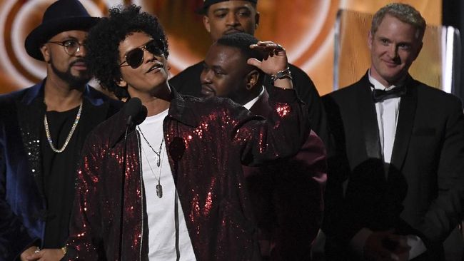Seorang aktivis serta penulis menuding Bruno Mars memanfaatkan musik kulit hitam, padahal ia keturunan Filipina dan Puerto Rico.