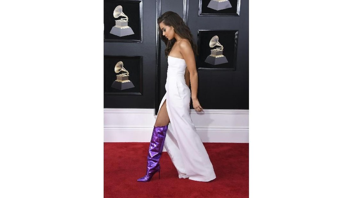 FOTO: Pamer Belahan Tinggi di Karpet Merah Grammy Awards 2018