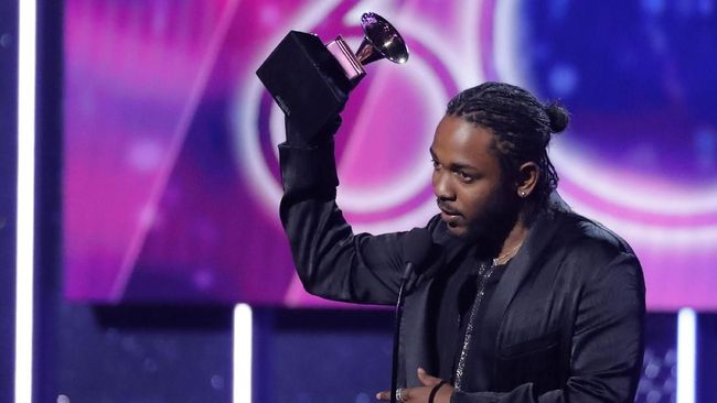Kendrick Lamar sudah salip Jay-Z dalam perolehan Grammy Awards 2018. Lamar mendapatkan lima piala, Jay-Z belum sama sekali.