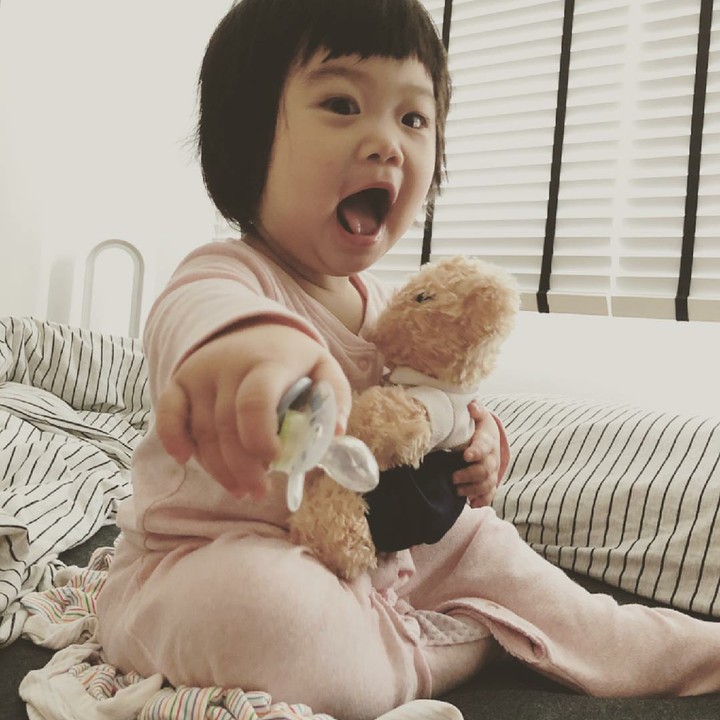 <p>Yang ini ceritanya mau kasih empeng ke boneka. (Foto: Instagram/billylee7)</p>