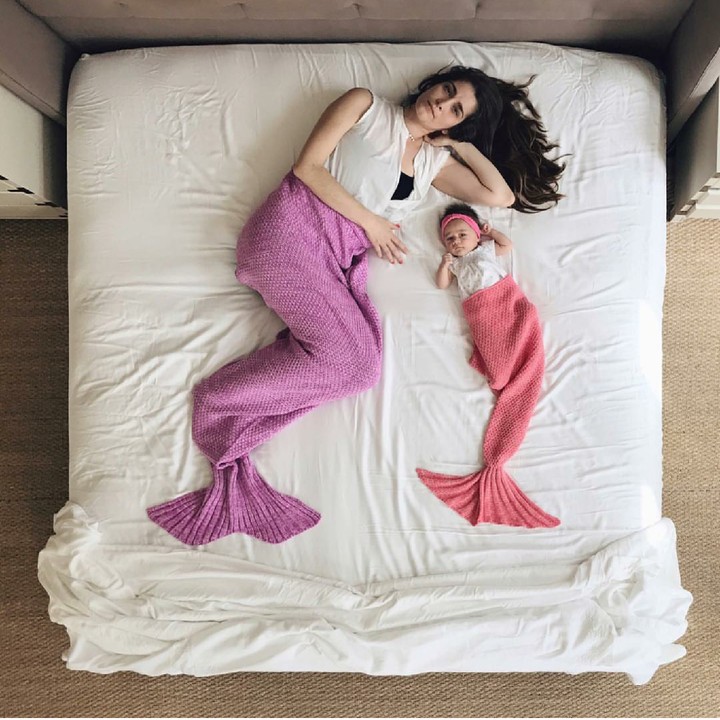 <p>Jadi putri duyung di atas kasur, kenapa nggak? (Foto: Instagram/carolyn_mara)</p>