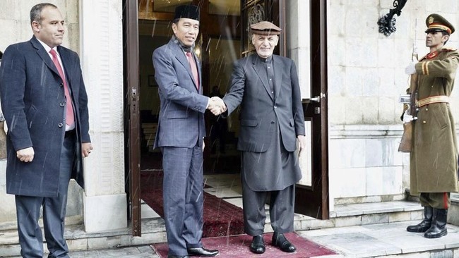 Jokowi memilih tetap mengunjungi Afghanistan meski beberapa jam sebelum kedatangannya terjadi sebuah serangan di Akademi Militer di Kabul.