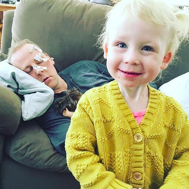 <p>Ayah yang tidur pulas justru jadi 'korban' keisengan si kecil yang masih 'on'. (Foto: Instagram/ @jennaclair)</p>