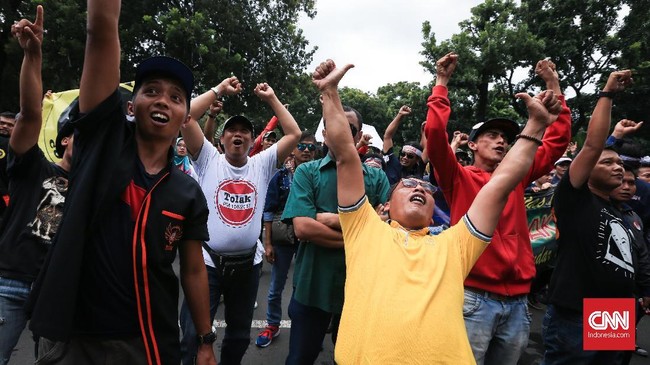 Kementerian Perhubungan hanya menerapkan sanksi teguran kepada supir yang tak menaati aturan taksi online. Tilang bakal ditiadakan penerapannya.