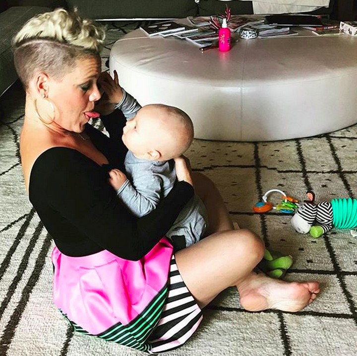 <p>Menyempatkan diri bermain bersama si kecil di tengah-tengah kesibukannya. (Foto: Instagram/ @pink)</p>