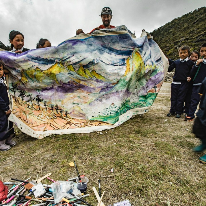<p>Hmm, apa ya yang lagi dibuat anak-anak di desa Khumjung, Nepal ini? (Foto: Instagram/renan_ozturk)</p>