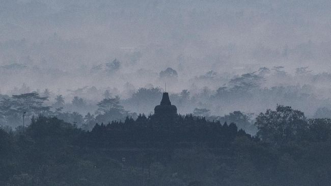 Suasana Candi Borobudur yang difoto dari Punthuk Setumbu, Borobudur, Magelang, Jawa Tengah, Kamis (30/11). ANTARA FOTO/Sigid Kurniawan/18.