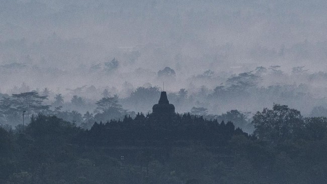 Pihak pengelola Candi Borobudur terus memantau perkembangan Gunung Merapi guna menyiapkan upaya antisipasi untuk melindungi bangunan candi dari dampak erupsi.