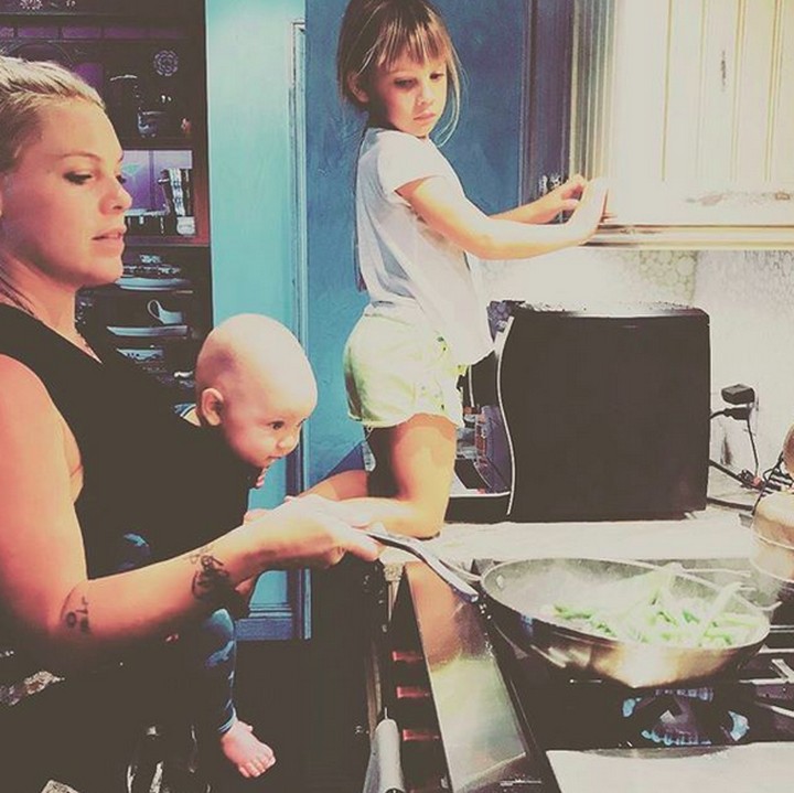 <p>Hmm, kayaknya bunda-bunda pernah melakukan hal serupa kayak Pink ya? (Foto: Instagram/ @pink)</p>
