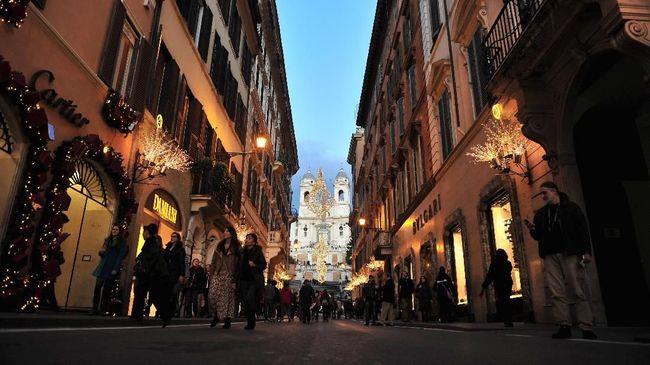 Aturan Berwisata di Roma Bakal Semakin Ketat Sejumlah regulasi baru akan diberlakukan guna menertibkan sikap turis di Roma, Italia.