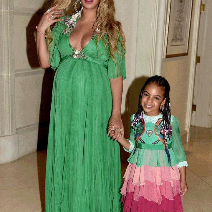 <p>Matching dengan gaun sang ibu yang waktu itu masih mengandung Sir dan Rumi. (Foto: Instagram @blueivy.carter)</p>