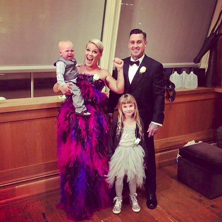<p>Saat menghadiri Grammy Awards Minggu (28/1) lalu, Pink memboyong suami dan kedua anaknya bahkan sang ibu lho, Bun. (Foto: Instagram/ @pink)</p>