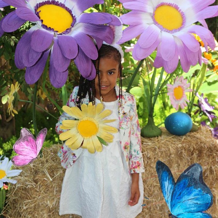 <p>Bajunya bertema floral sama dengan latarnya. (Foto: Instagram @blueivy.carter)</p>