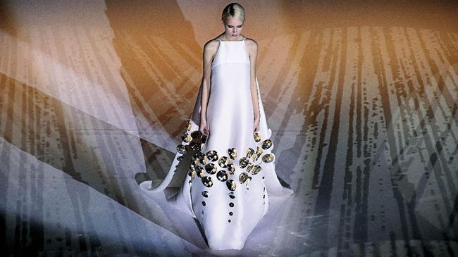 Dua desainer adibusana ternama, Stephane Rolland dan Franck Sorbier memberi suguhan koleksi busana mengesankan dalam gelaran Paris Couture Fashion Week 2018.