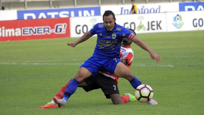 Manajer Persib, Umuh Muchtar, memberikan klarifikasi terkait rumor bakal hengkangnya Atep dari Maung Bandung. Umuh membantah mempersilakan Atep pergi.