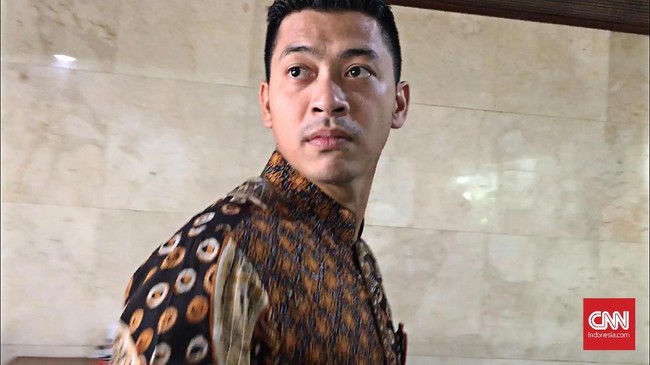 KPK sempat kesulitan memeriksa Reza Pahlevi, eks ajudan Setnov terkait dugaan merintangi penyidikan. Reza kini dikabarkan menjadi ajudan Mensos Idrus Marham.