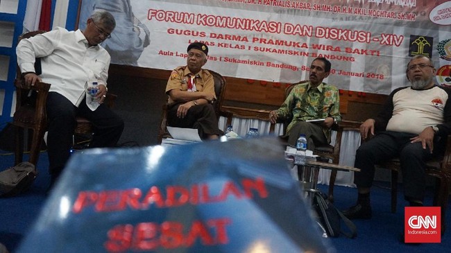 OC Kaligis mengaku sudah menulis delapan buku di penjara. Dalam peluncuran tiga buku hari ini, hadir Akil Mochtar dan Patrialis Akbar.