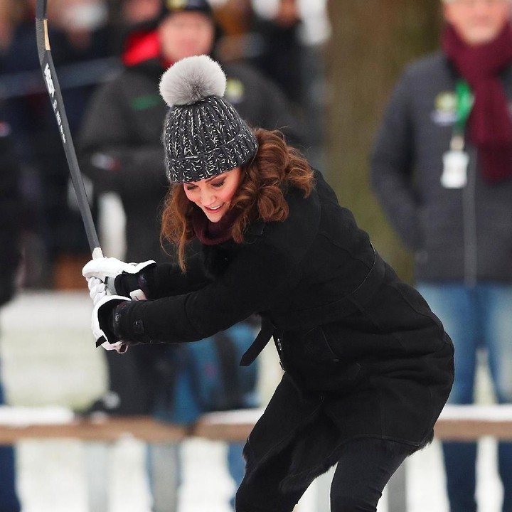 <p>Bahkan, saat bermain hoki pun, Kate Middleton selalu tampil menarik nih, Bunda. Gaya kasual tak membuat penampilannya gagal di tengah-tengah lapangan es, ia tetap berdiri dengan stylish dan menarik. (Foto: REUTERS/Hannah McKay)</p>