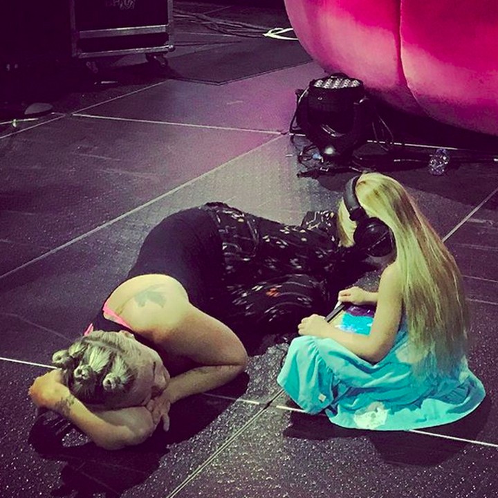 <p>Ini Pink di sela-sela sesi gladiresik. Tetap menemani sang anak walau disambi istirahat sebentar. He-he-he. (Foto: Instagram/ @pink)</p>
