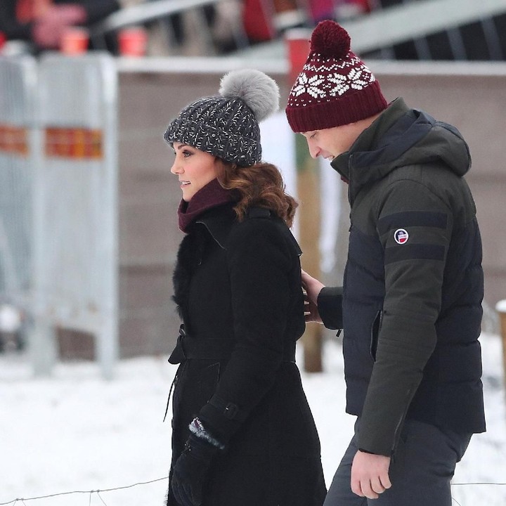 <p>Dalam sebuah kesempatan musim dingin, ia juga terlihat mendampingi Pangeran William di sebuah acara olahraga nih, Bunda. Kate tampil dengan coat hingga boots serba hitam. Foto: REUTERS/Hannah McKay</p>