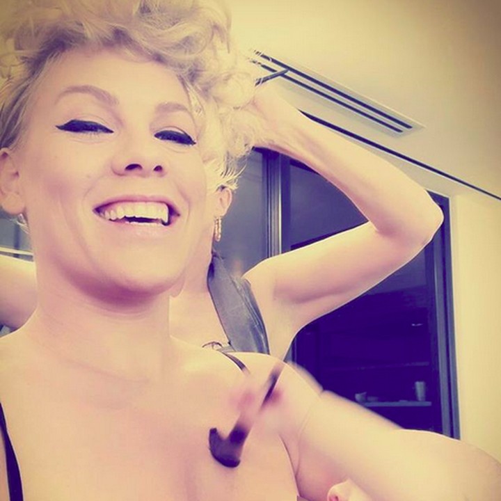 <p>Begini jadinya kalau lagi di-makeup tapi si kecil minta nyusu. (Foto: Instagram/ @pink)</p>