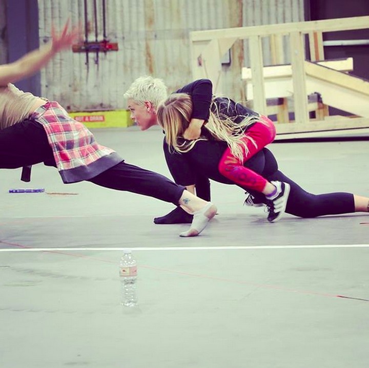 <p>Baru-baru ini, Pink lagi latihan dance tapi si sulung Willow yang berumur 6 tahun nggak mau lepas dari bundanya nih. (Foto: Instagram/ @pink)</p>