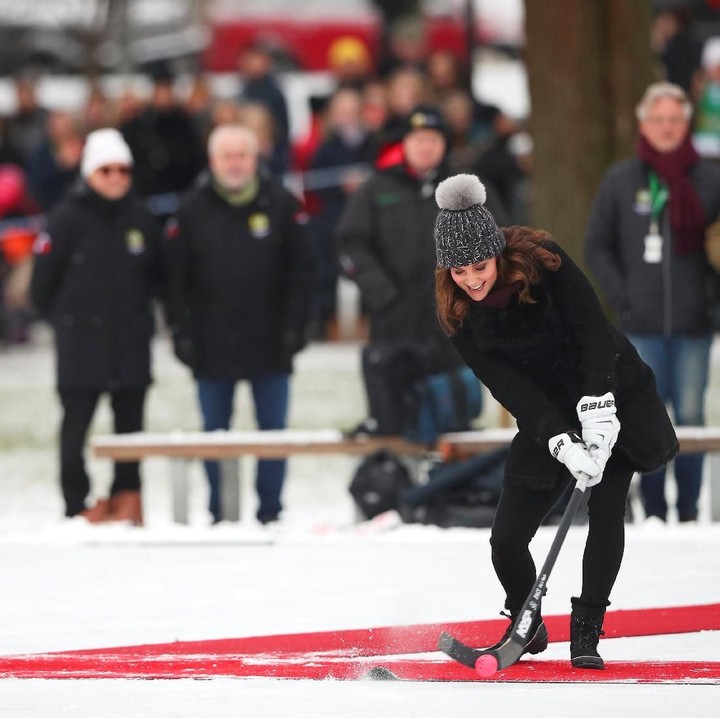 <p>Kate pun mencoba untuk ikut bermain hoki di acara tersebut. Sang suami nampak ikut melihat kepiawaian Kate menggiring mengayun stik hoki untuk menggiring bola. (Foto: REUTERS/Hannah McKay)</p>