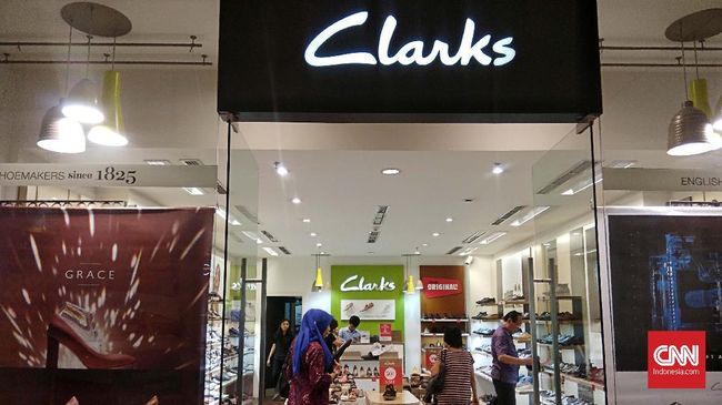 Gerai label sepatu asal Inggris, Clarks dikabarkan akan menghentikan operasionalnya di Indonesia. Clarks sebelumnya dikenal sebagai sepatu modis bergaya klasik.