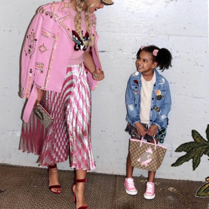 <p>Setiap pergi dengan bundanya, Blue terlihat kompak dengan gaya si Queen B. (Foto: Instagram @blueivy.carter)</p>