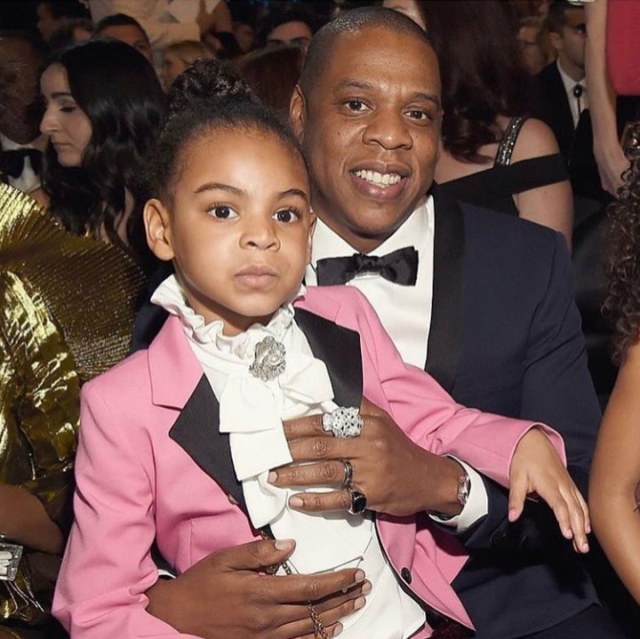 <p>Bersama sang ayah, Jay Z, yang sering disebut-sebut saudara kembarnya. Menurut Bunda mirip nggak? (Foto: Instagram @blueivy.carter)  </p>