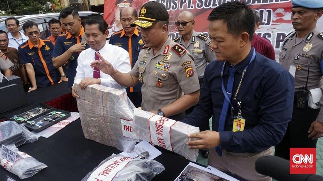 Polisi menetapkan dua tersangka pelaku penipuan dan pencucian uang jemaah umrah yang dilakukan PT Solusi Balad Lumampah. Korban penipuan mencapai 12.845 orang.