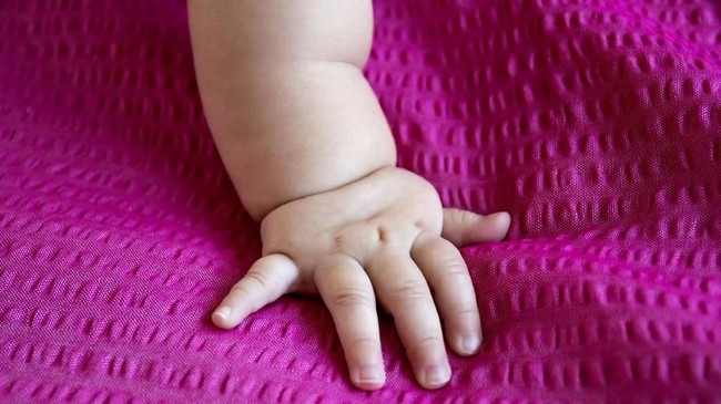 Seorang bayi perempuan berusia 8 bulan dilaporkan berada dalam kondisi kritis setelah diperkosa oleh sepupunya yang berusia 28 tahun di India.