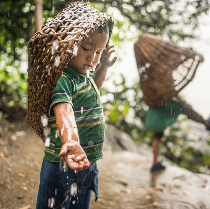 <p>Hanya bermain hujan bisa membuat anak-anak ini senang. (Foto: Instagram/renan_ozturk)</p>