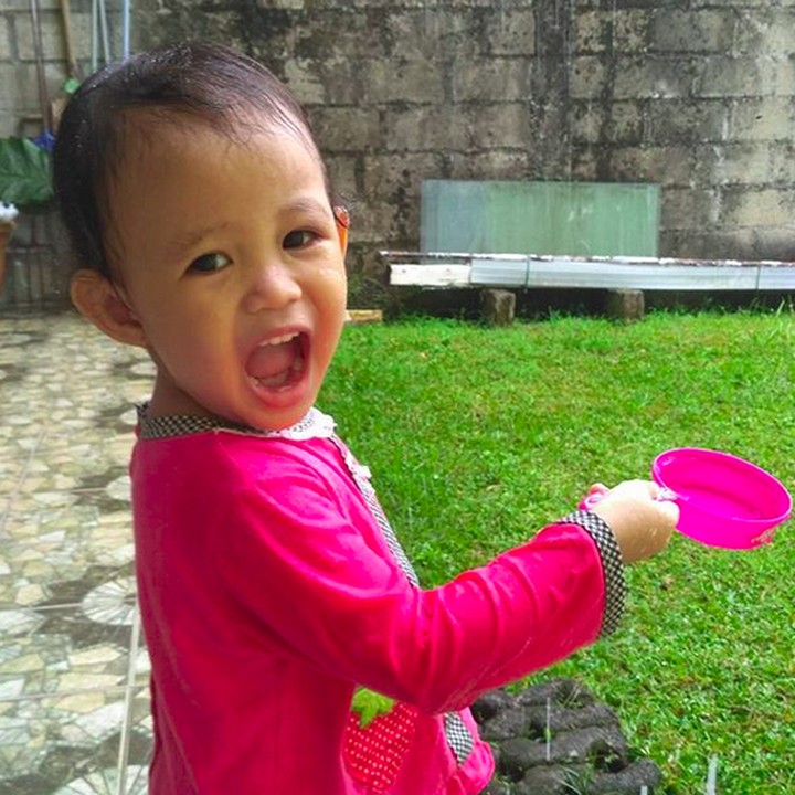 <p>Lihat deh, Bun, happy banget ya anak ini main hujan-hujanan. (Foto: Instagram/ @nanasuwargana)</p>