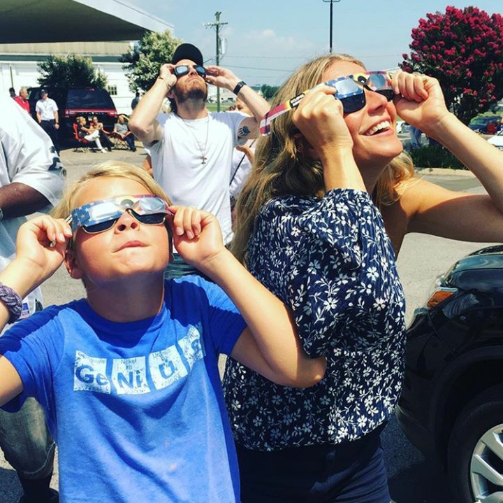 <p>Saat gerhana matahari nih, Bun. (Foto: Instagram @gwynethpaltrow)</p>
