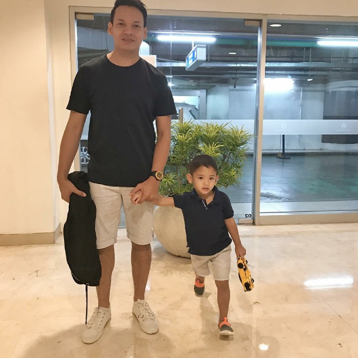 <div>Pakai outfit kembaran dengan si kecil, ayah dan anak ini makin keren! (Foto: Instagram/benjoshua_r)</div>