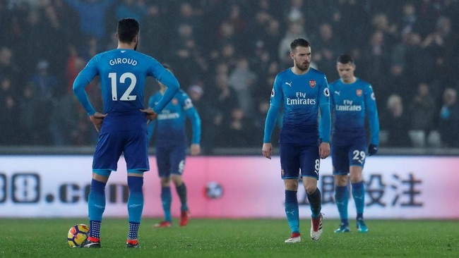 Arsenal harus pulang dengan kepala tertunduk setelah dipaksa menyerah Swansea City 1-3 di Liberty Stadium, Selasa (30/1).