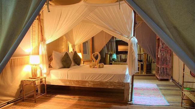 Gili Trawangan tak melulu hotel atau vila. Ada juga penginapan berkonsep kemah yang unik.