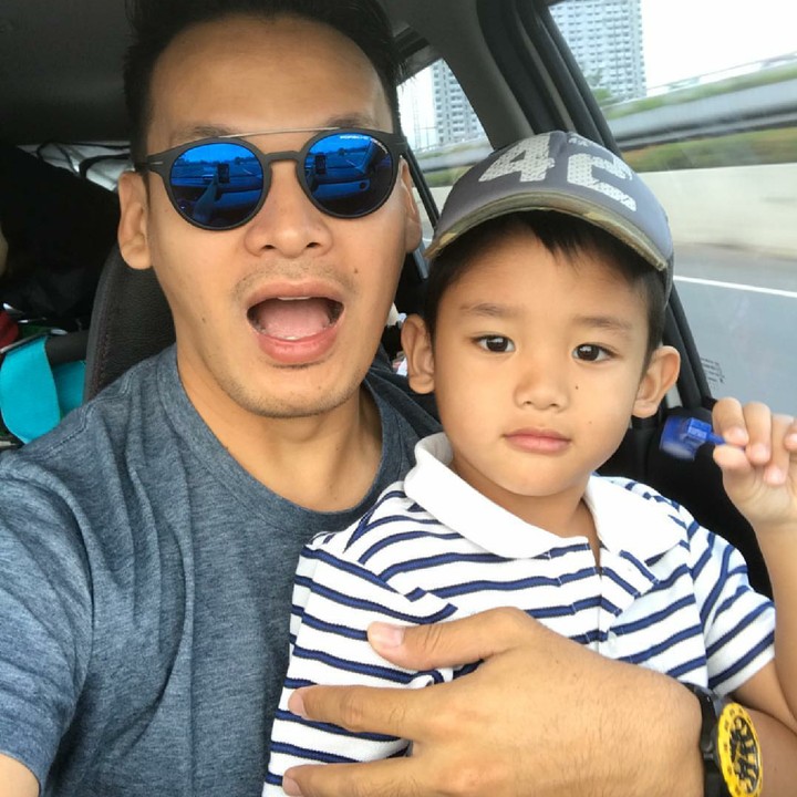 <div>Ayah Ben bersama anak bungsunya, Ben Caleb. Sama-sama ganteng ya? (Foto: Instagram/benjoshua_r)</div>