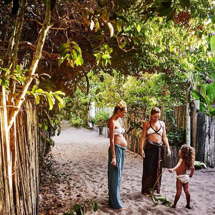 <p>Sampai anak rekan modelnya, Doutzen Kroes terpesona pada perut Candice yang membesar lho. (Foto: Instagram @angelcandices)</p>
