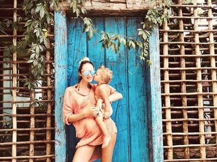 Cantiknya Supermodel Candice Swanepoel Saat Tunjukkan Baby Bump